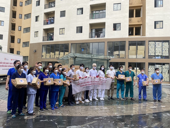 Tổng cục Du lịch Hàn Quốc tại Việt Nam trao quà và thăm hỏi các bác sỹ tại Bệnh viện Dã chiến số 8, TP. Hồ Chí Minh